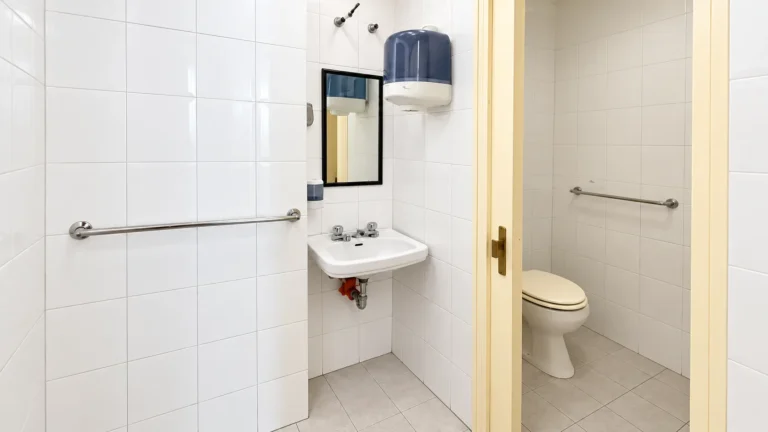 Bagno pubblico pulito con lavabo e toilette_12_11zon