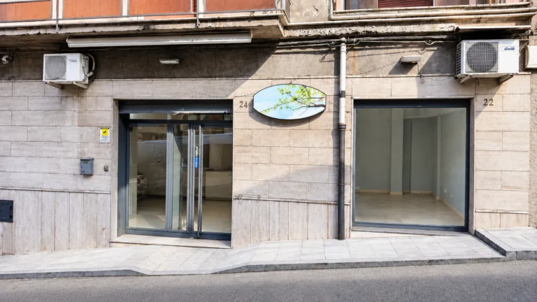 Facciata commerciale con insegna botanica_11_11zon