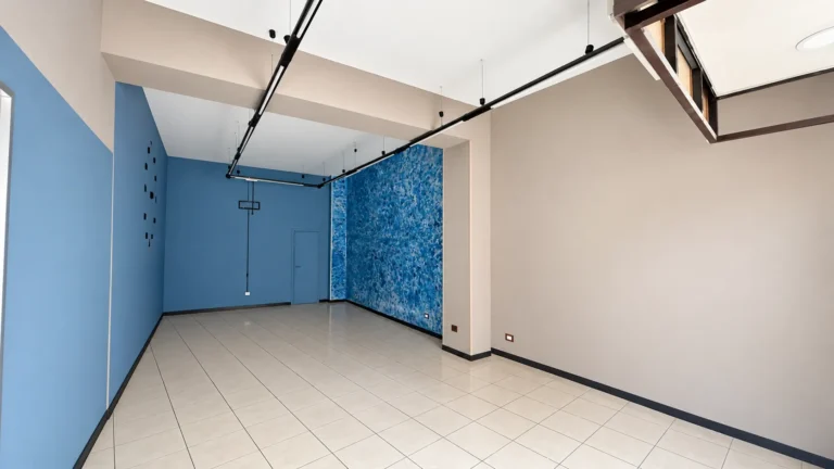 Spazio commerciale vuoto in stile moderno_11zon