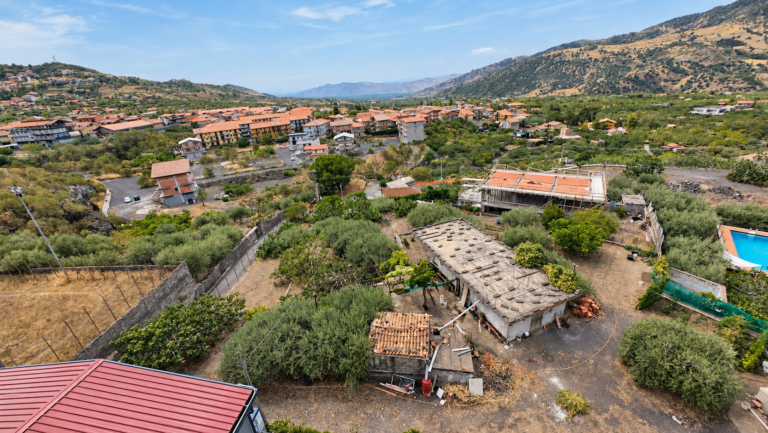 Vista aerea di proprietà e piscina