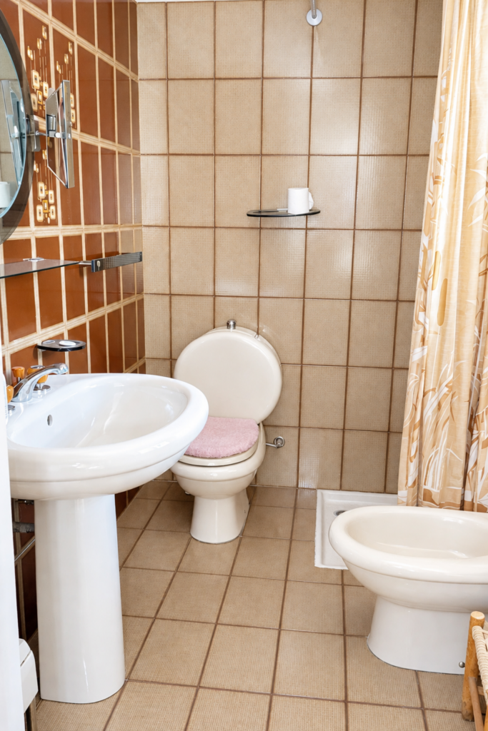 Bagno Retrò Luminoso e Ordinato