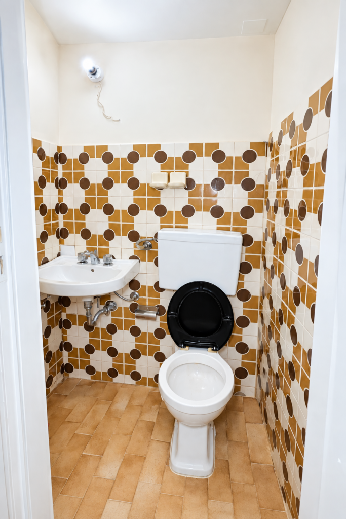 Bagno retrò illuminato a luce fredda