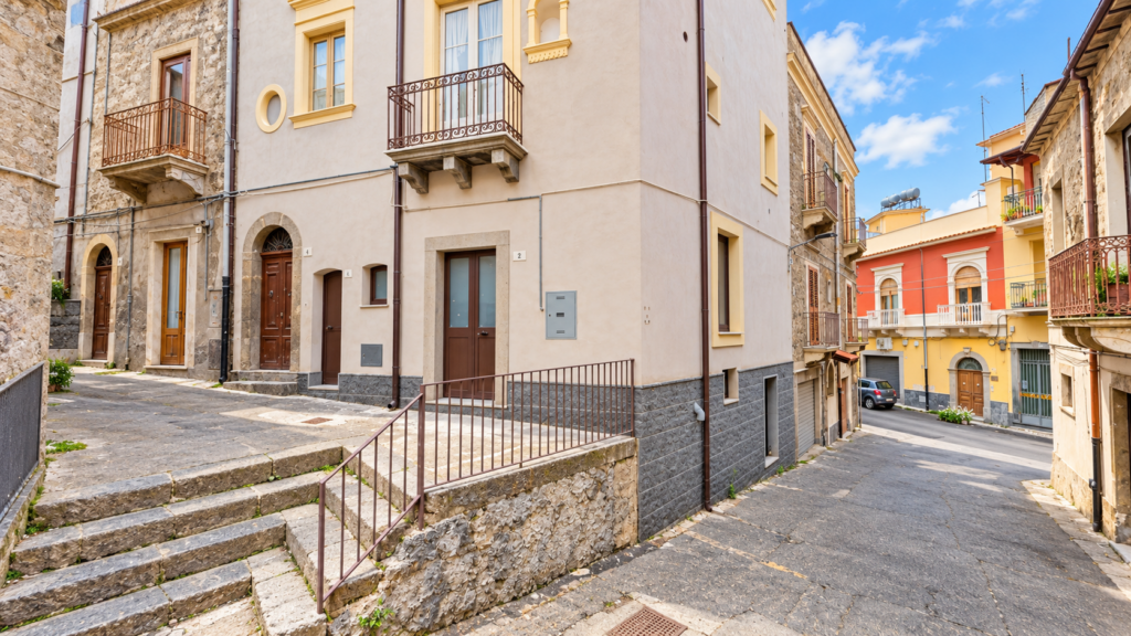 Borgo mediterraneo assolato con balconi in pietra