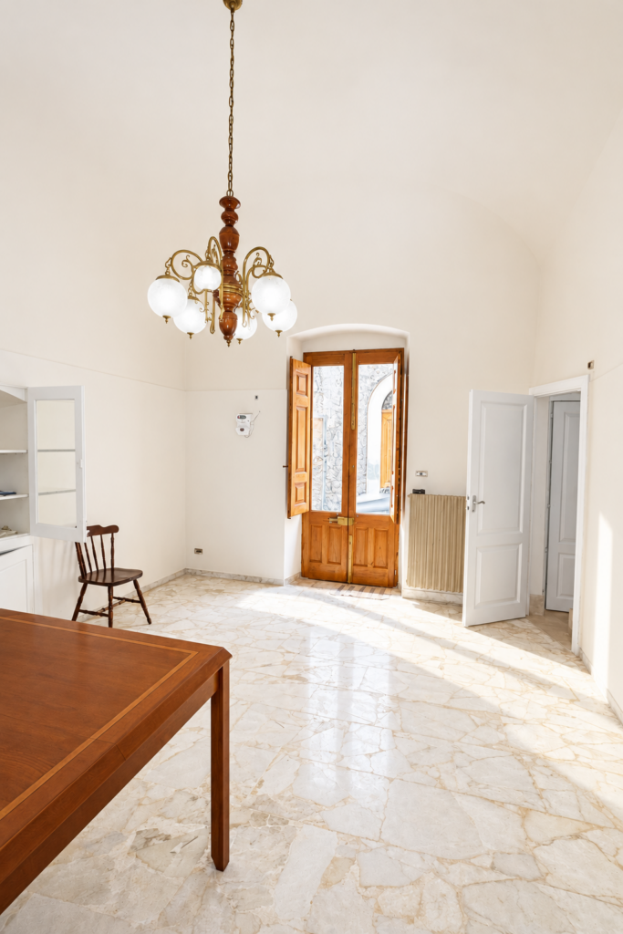 Interno mediterraneo luminoso con chandelier