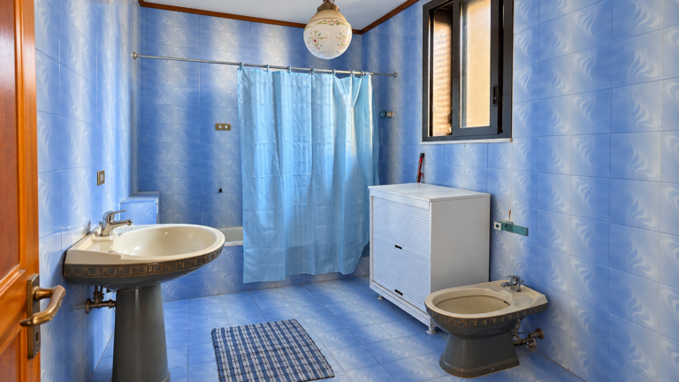 Bagno luminoso con piastrelle blu
