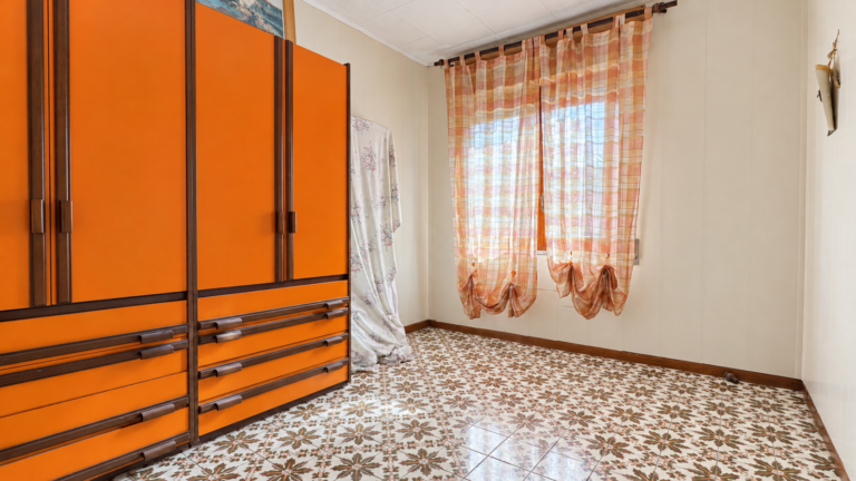 Camera da letto luminosa con armadio arancione