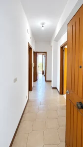 bronte-immobiliare-via-monfalcone-ingresso-corridoio