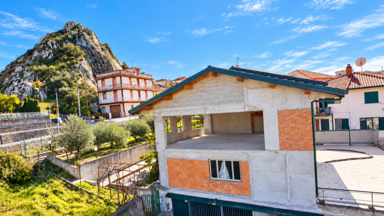 Casa incompiuta con vista sulla collina calcarea