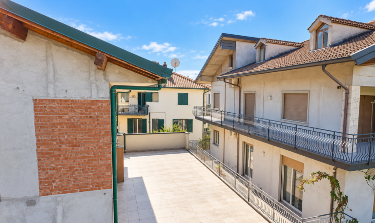 Cortile residenziale assolato tra palazzi