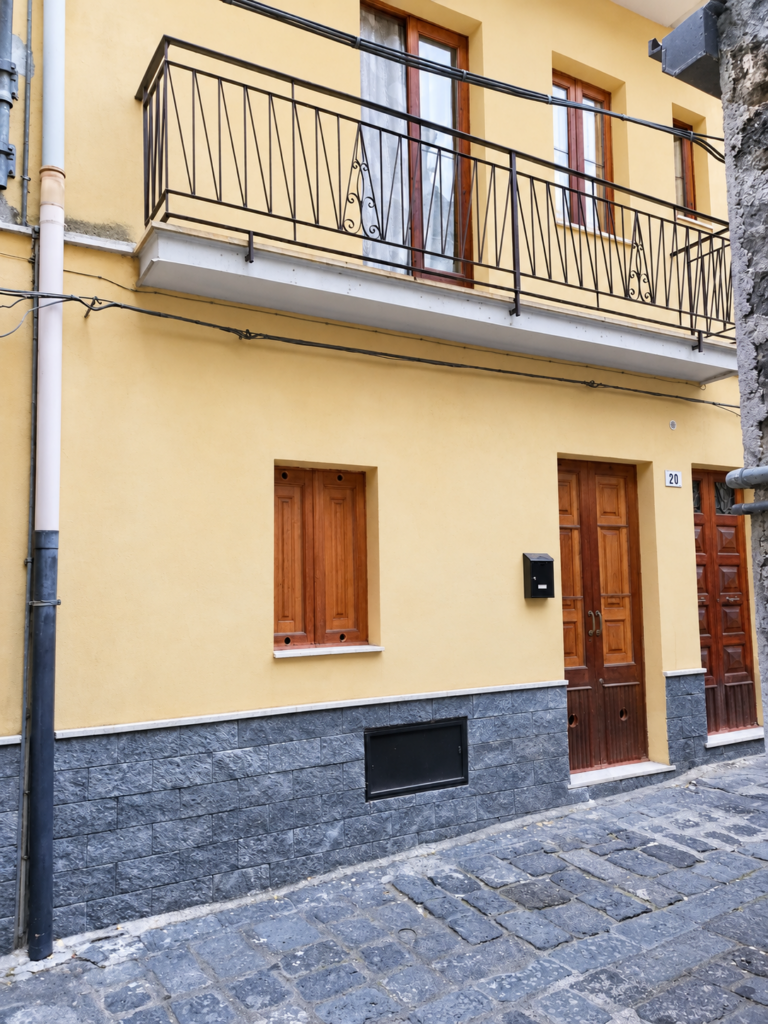Facciata in pietra con balcone in ferro